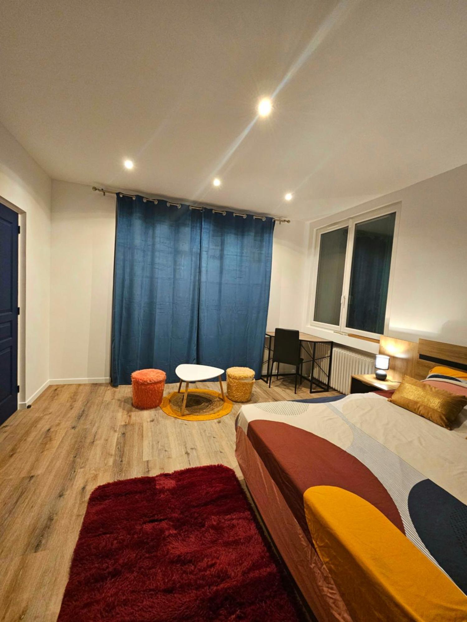 Maison Spacieuse Privatisee Ou A La Chambre - Places De Parking Saint-Michel  Room photo